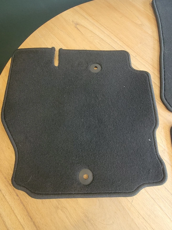 Alfombrillas traseras OEM 2018-2021 Jeep Wrangler JL + pasajero 6BR85TX7AB  Foto 2 de 4