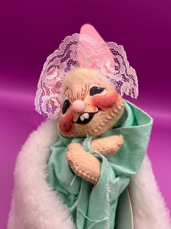 1993 Annalee baby Easter Bunny figurine in Slipper w/green blanket lace w/ tag