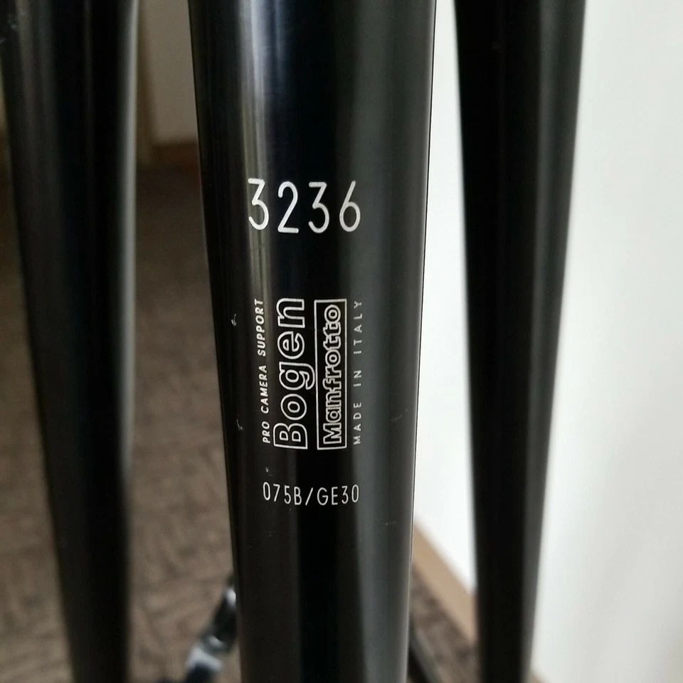 Trípode profesional Manfrotto 075B Super Load y cabezal fluido Miller 50 Serie II Foto 2 de 4