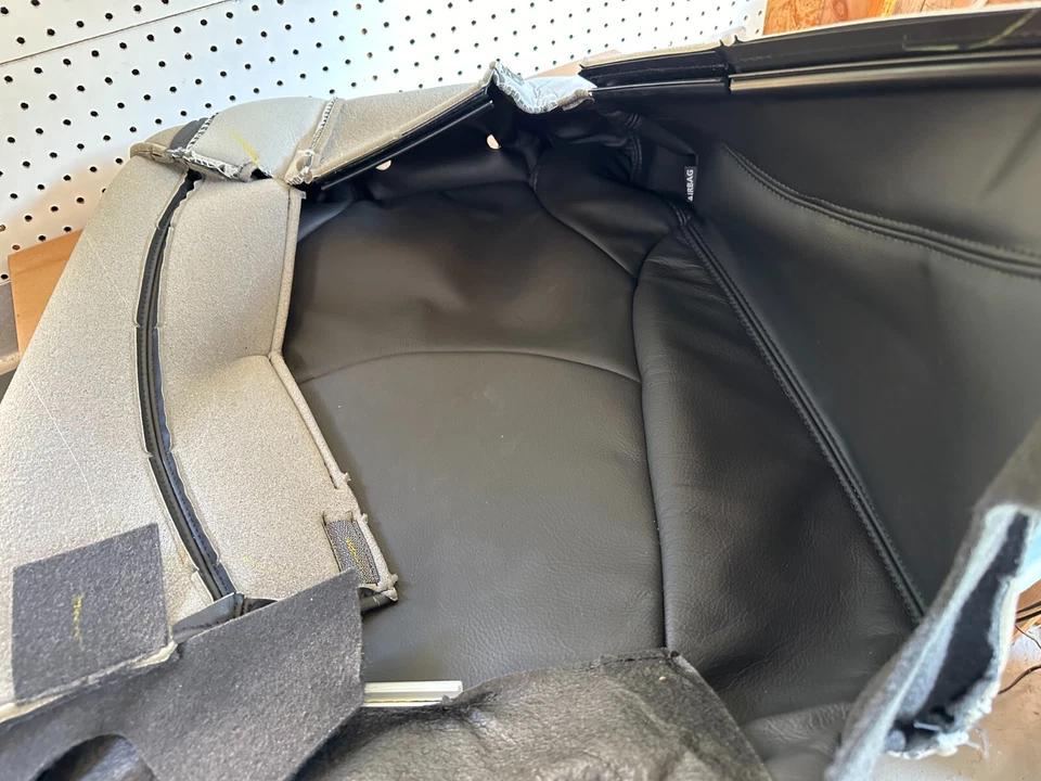 Capa almofada traseira assento motorista GM OEM NOS 25949704 2007-2008 Saturn Outlook - Imagem 3 de 4