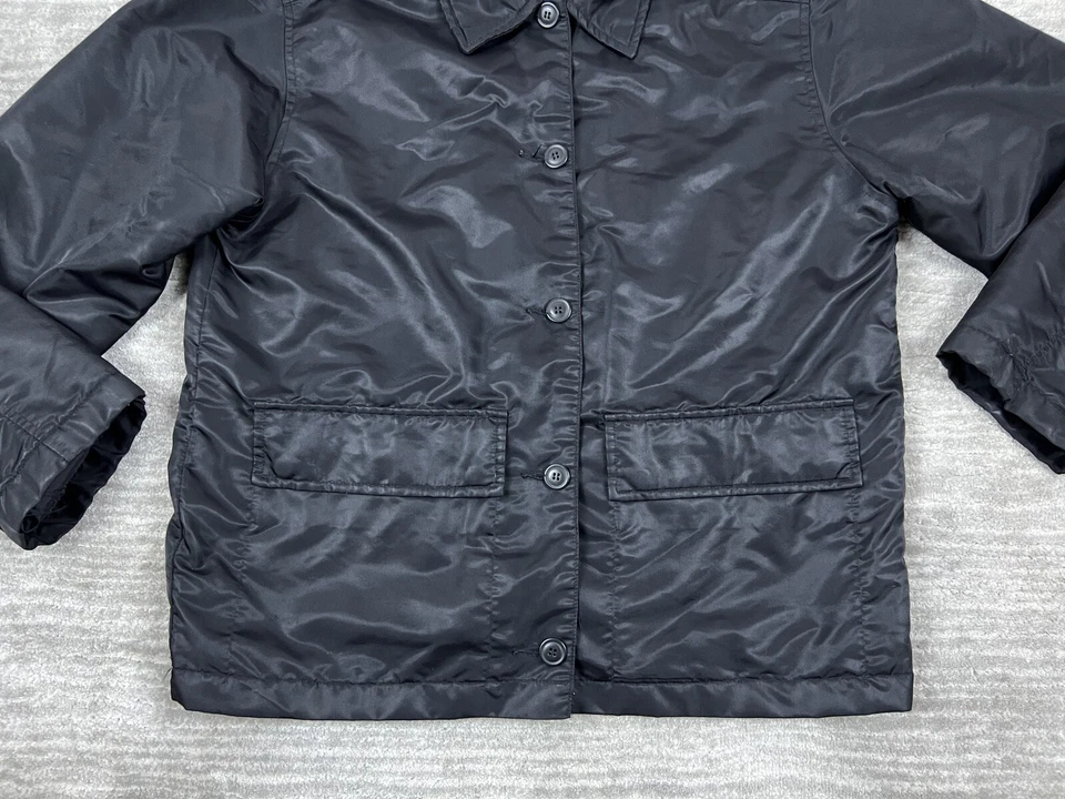 Chaqueta de motociclista American Eagle Outfitters para hombre mediana negra aislada con botones Foto 3 de 4