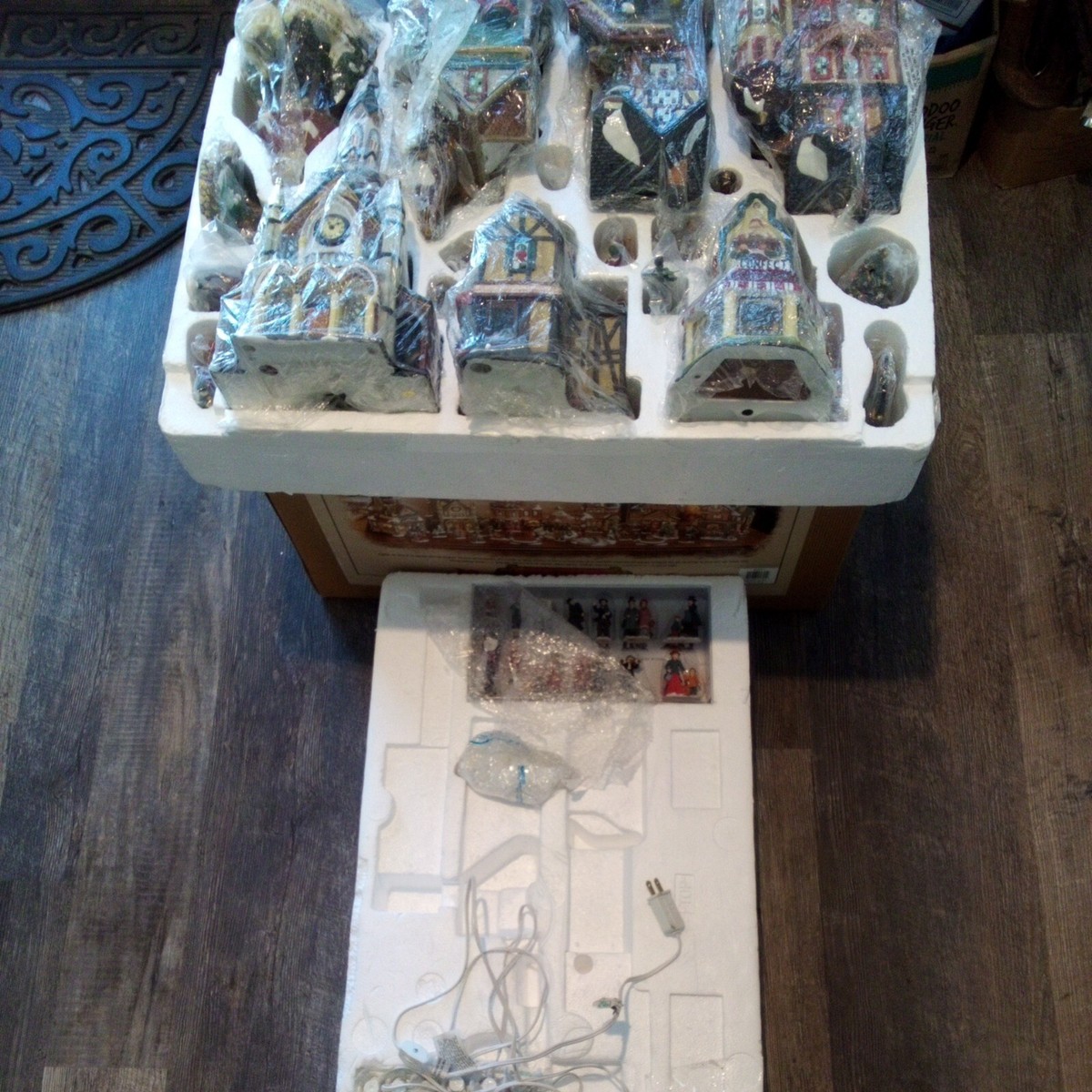 2000 Grandeur Noel Collector's Edition 34 Piece Victorian Village