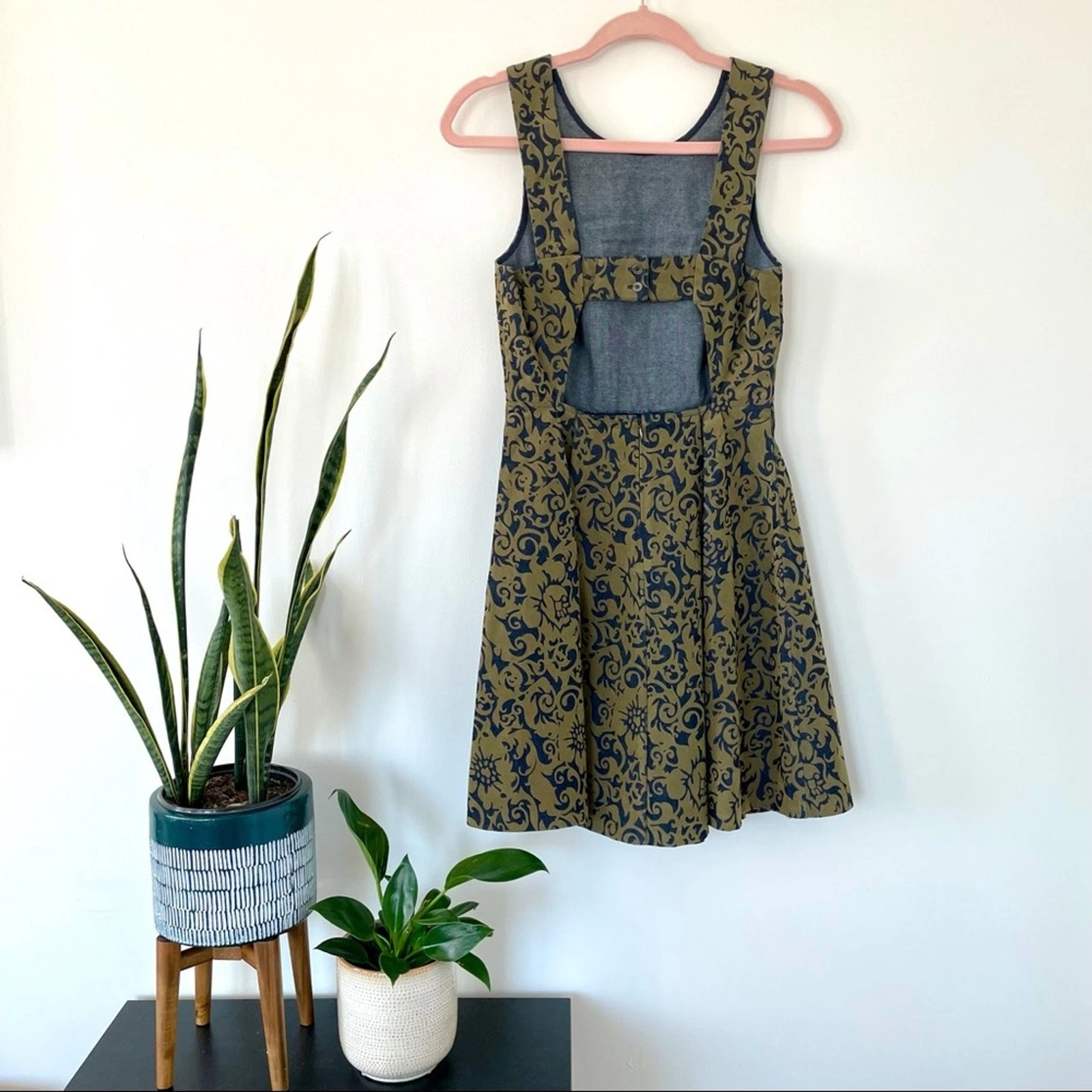 VETEMENTS Abito smanicato Skies Are blu schiena aperta oliva blu navy broccato misto cotone piccolo