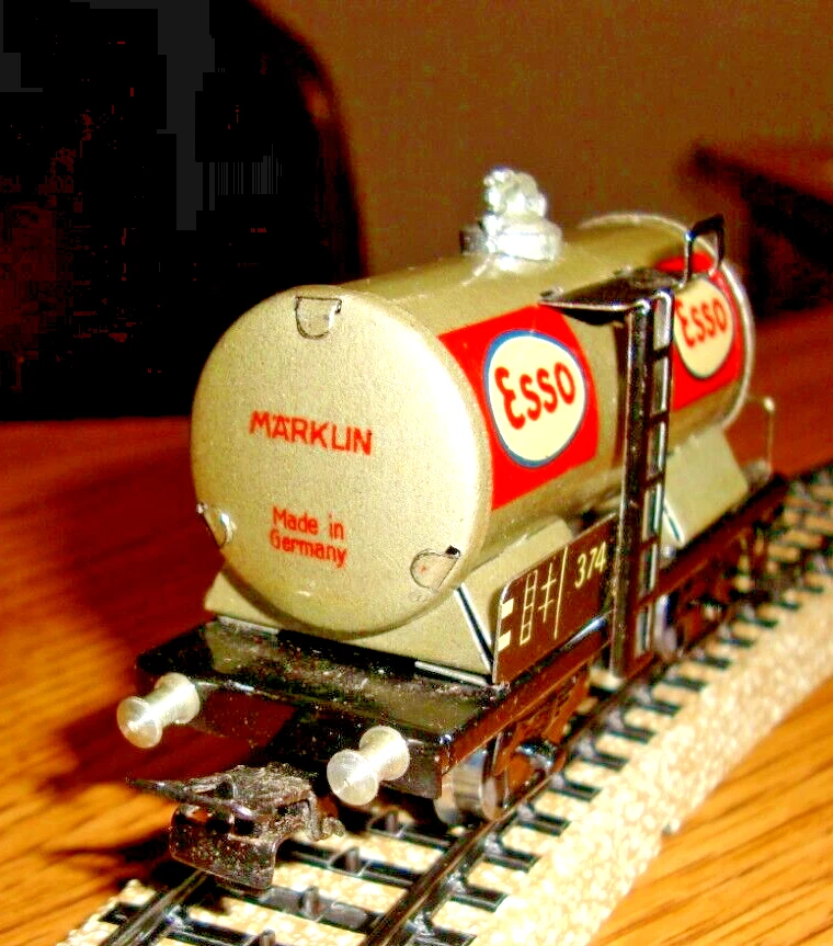 MARKLIN HO  374 .6   ESSO TANK CAR  1947  TINPLATE   BK 4.2 COUPLINGS   LN - Image 3 of 4