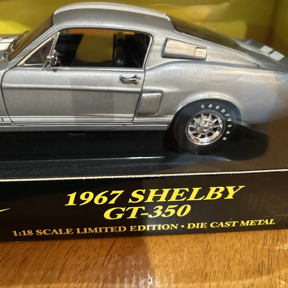 Coche de metal fundido a presión American Muscle 1967 Shelby GT 350 gris claro escala 1:18 Foto 2 de 4