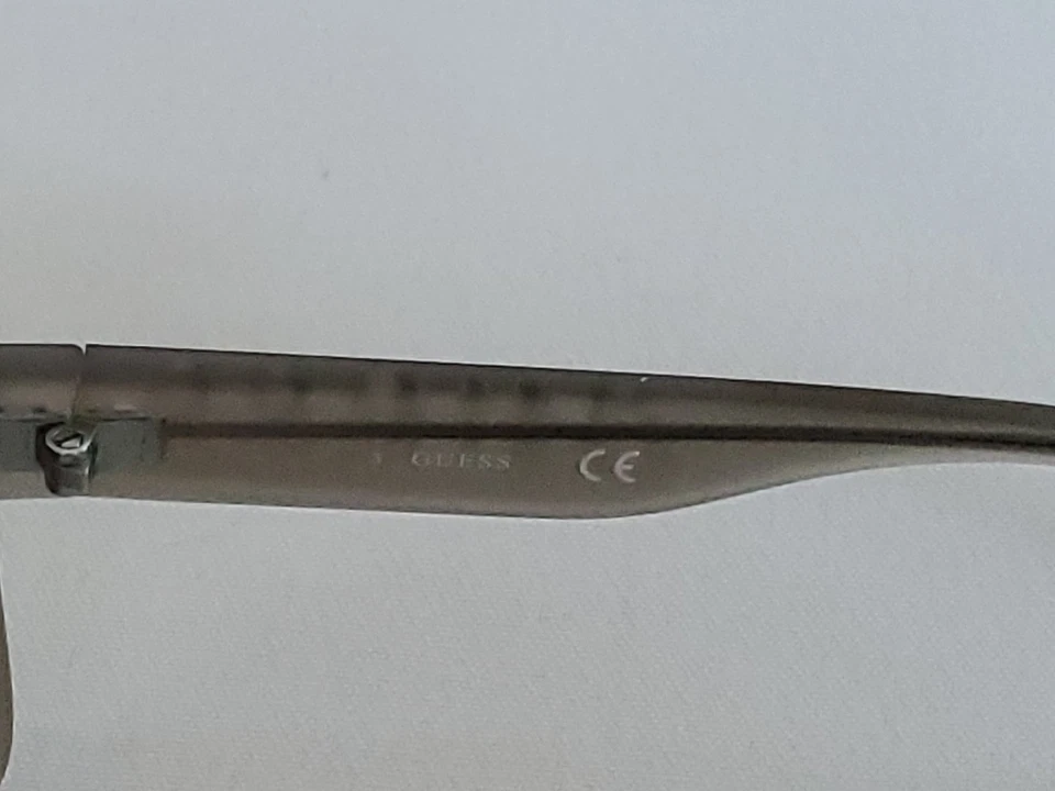 Gafas de sol para hombre Guess marco gris transparente lentes marrones con efecto espejo UV 3 Foto 4 de 4