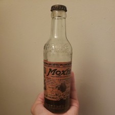Botella carbonatada bebida tónica amarga brillante refresco Moxie Cola pinta Boston MA