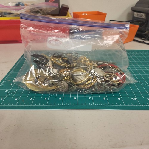 Vintage Costume Jewelry Lot Mixed Styles Brooches Necklaces Earrings Rings 2 LB - Bild 12 von 13