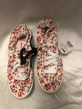 NWT  Women’s Size 6 Floral Canvas Shoes SKU GR Time And Tru Floral Canvas