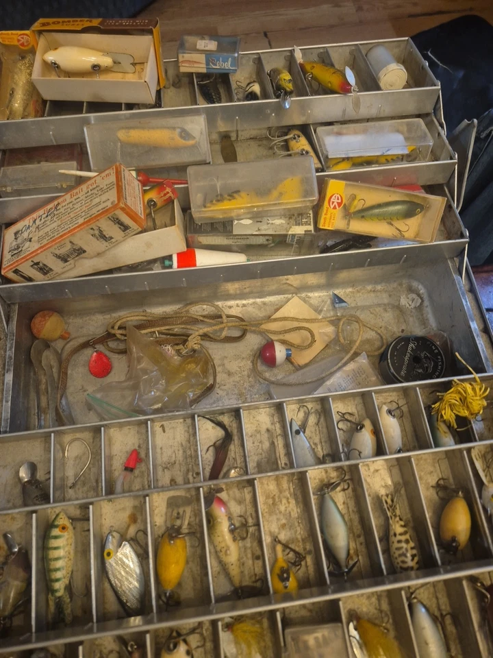 Коробка для снастей с 40 антикварными приманками - Изображение 2 из 4