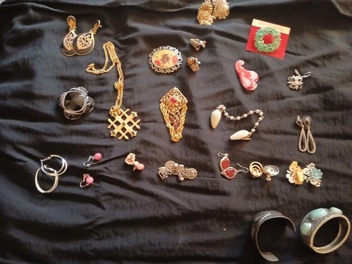 VINTAGE/COSTUME JEWELRY, RINGS, BRACELETS, OVER 20 PIECES