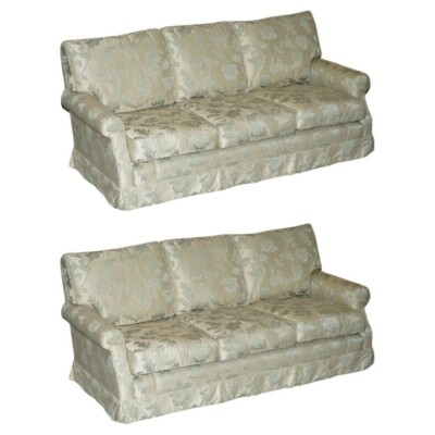 KOMFORTABLES PAAR HOWARD & SON'S STIL SEIDENMISCHUNG BLUMEN POLSTERSOFAS