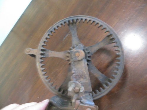 WOOD HANDLED,LARGE GEARED WORKING APPLE CORER .ANTIQUE HAND CRANK TOOL - Picture 4 of 12