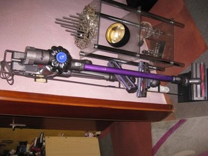 DYSON  V6 AKKUSTAUBSAUGER   AKKU neu  mit viel  ZUBEHÖR neuer ständer s fotos