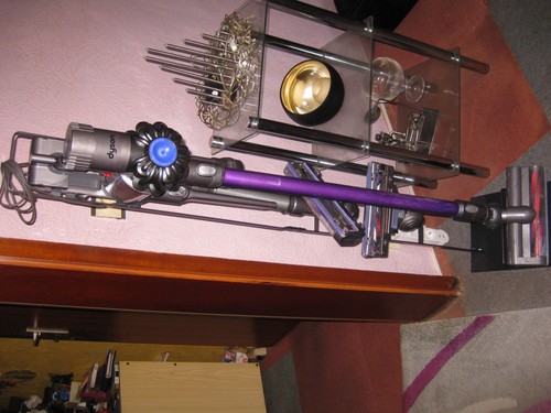 DYSON  V6 AKKUSTAUBSAUGER   AKKU neu  mit viel  ZUBEHÖR neuer ständer s fotos