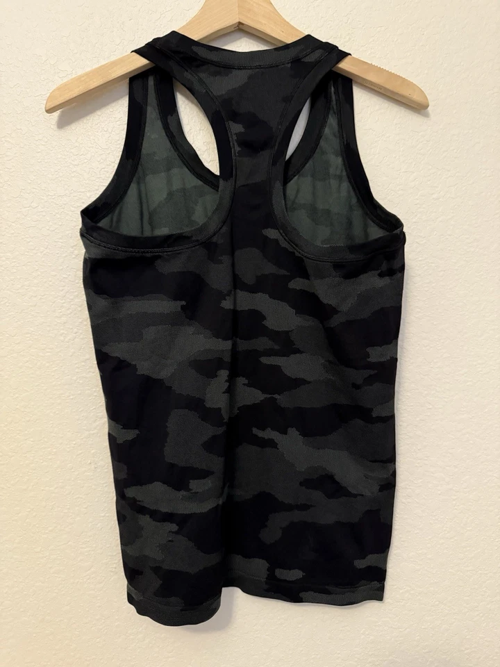 Camiseta sin mangas Athleta Momentum, camuflaje negro y gris, camiseta sin mangas Racerback, mediana Foto 3 de 4