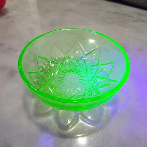 Vintage Uranium Glass Cut Starburst Bowl Green Rim Vaseline Glow