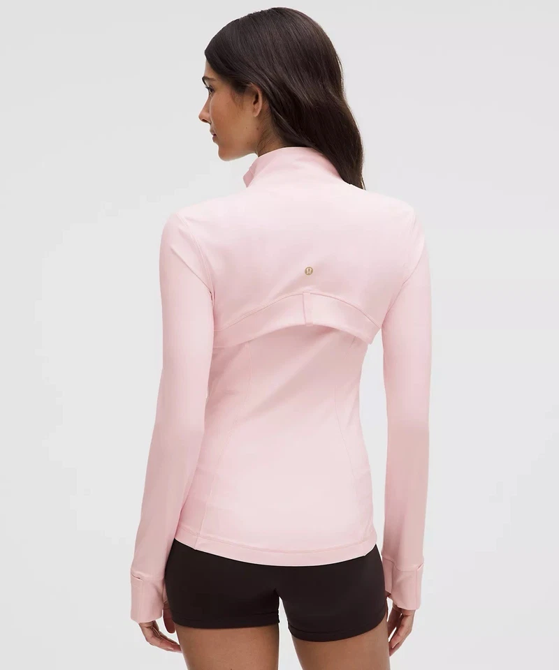 Chaqueta para mujer Lululemon en color rosa + con los leggings rosas. Foto 2 de 4