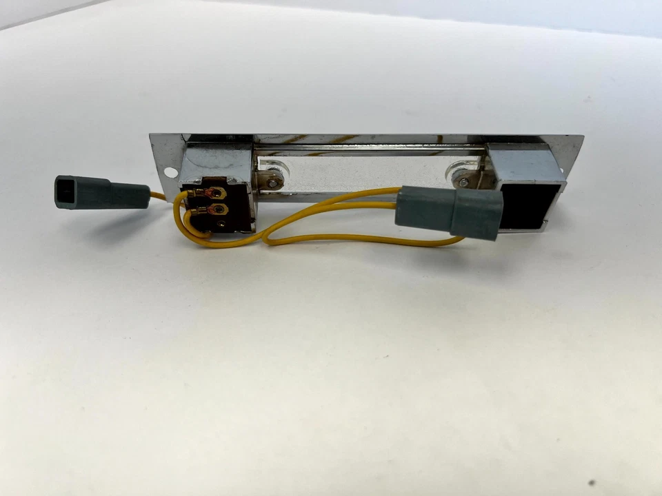 Chrysler Newport 300 1965-1966 mapa y paquete de lámpara de cortesía NOS 2587077. Foto 2 de 3