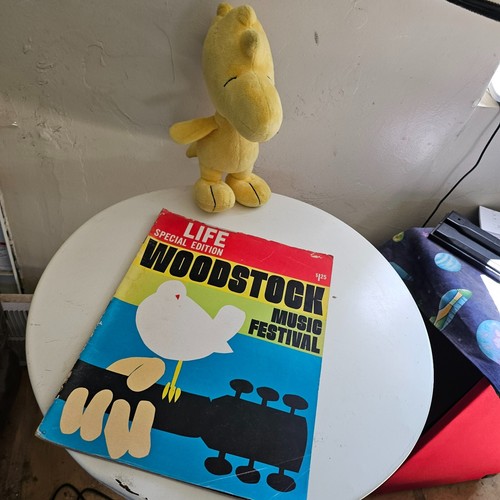 1969 LIFE MAGAZINE SPEC. ED. WOODSTOCK MUSIC FESTIVAL ORIGINAL - Picture 2 of 7