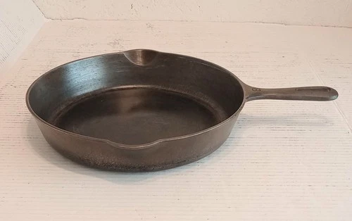 Vtg Griswold 10 1/2" Skillet Fry Pan Cast Iron No 8 Erie PA 704 A Small Logo