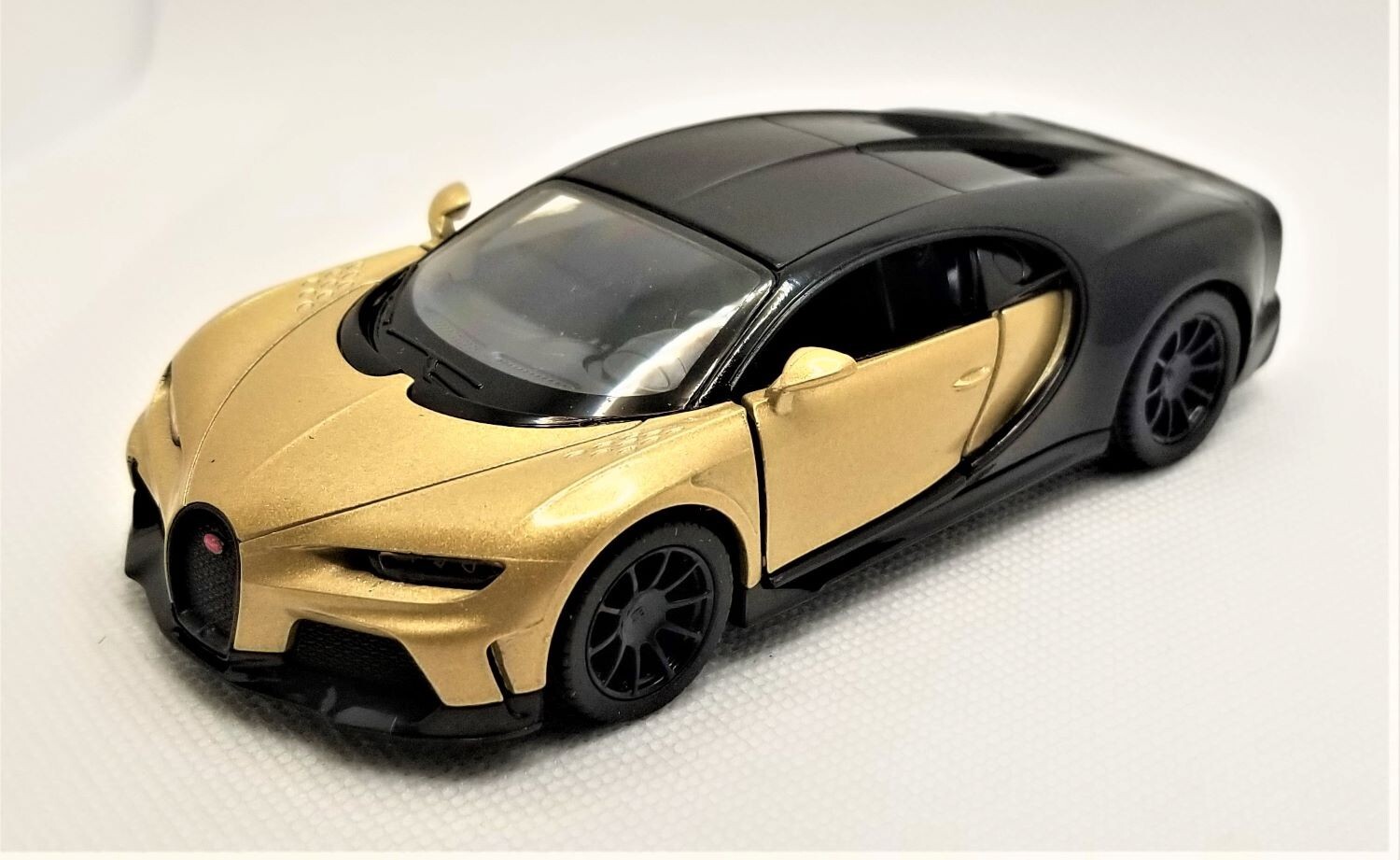 Kinsmart - 1:38 Scale Model Bugatti Chiron Supersport Gold (BBKT5423DG)