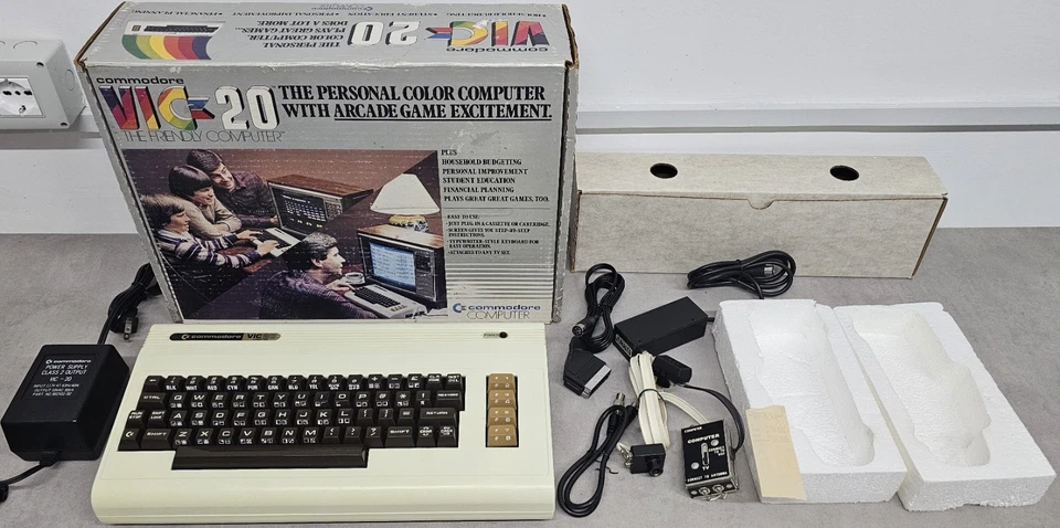 Commodore Vic 20 NTSC U/C Pet Style - Immagine 3 di 4