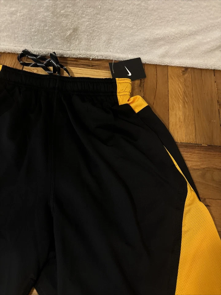 Pantalones Cortos Nike Atléticos Gimnasio Negro/Dorado Bolsillo Transpirables Talla M RN56323 NUEVOS CON ETIQUETAS ENVÍO GRATUITO Foto 4 de 4