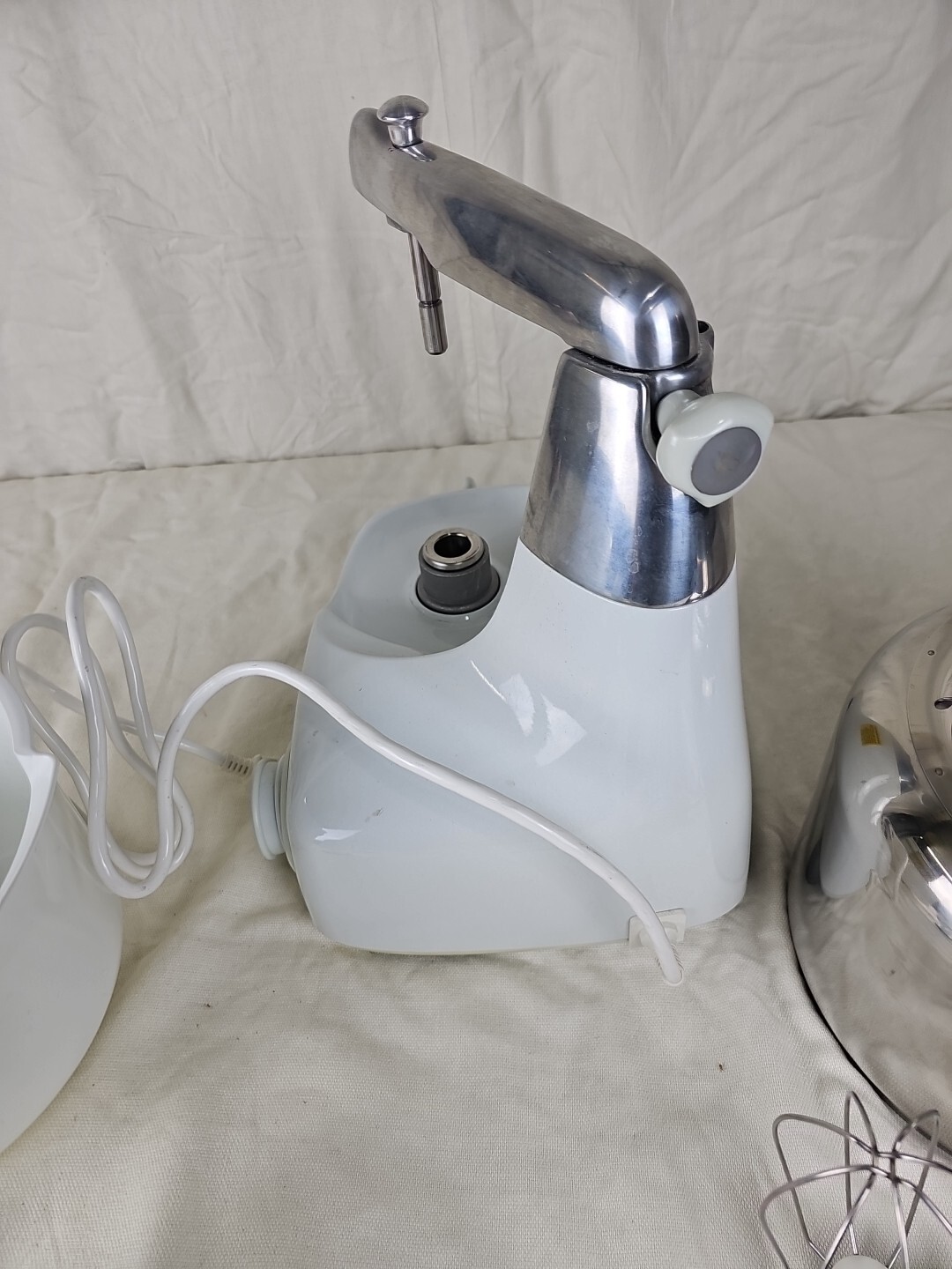 Magic Mill Assistent DLX2000 With 2 Bowls, 4 Attachments And Knifes