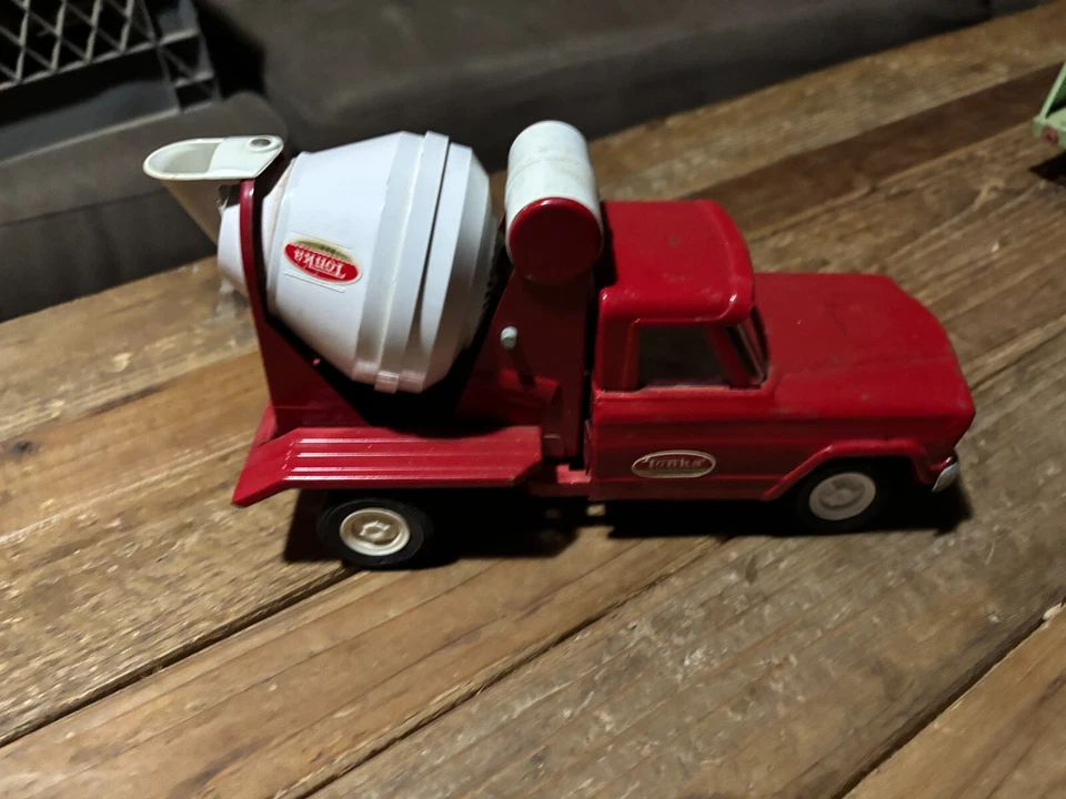 Mini Tonka 1966  Jeep  Gladiator Cement Truck - Image 2 of 4