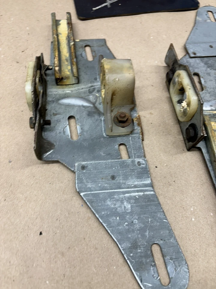 1968 1972 CHEVELLE GTO CUTLASS GS DOOR WINDOW REGULATOR TRACKS SLIDERS SETUP SET - Image 3 of 4