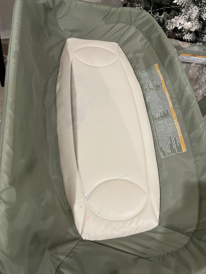 Winnie The Pooh Graco Pack and Play - Image 3 of 4