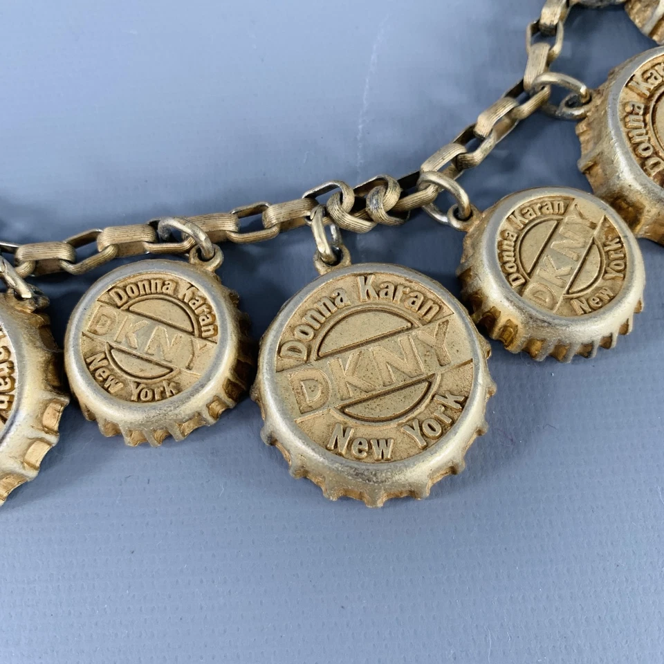 Collar DKNY años 80 tapas de botellas de metal dorado Foto 2 de 3