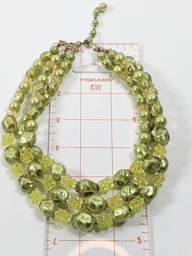 Collana triplo filo crema pistacchio perle finte accenti tono oro - Foto 6 di 7