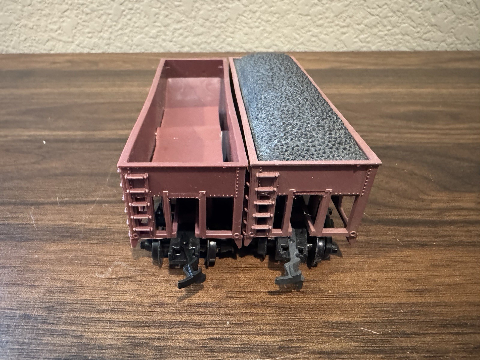 Lot of 2 Life Like HO Scale Pittsburgh & Shawmut 2 Bay Hoppers; 1 with Load