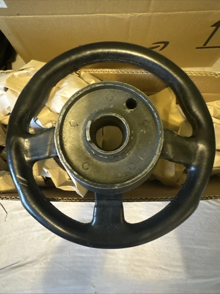 MOMO Sportlenkrad Typ D30 Incl. Nabe L8014 gebraucht - Bild 2 von 4