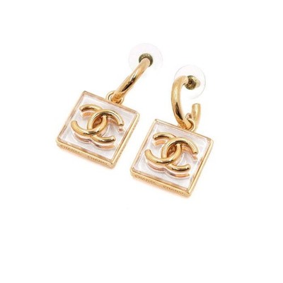 CHANEL Quadratische Ohrringe aus vergoldetem Harz CC ABA586 23. Jh. 156381043