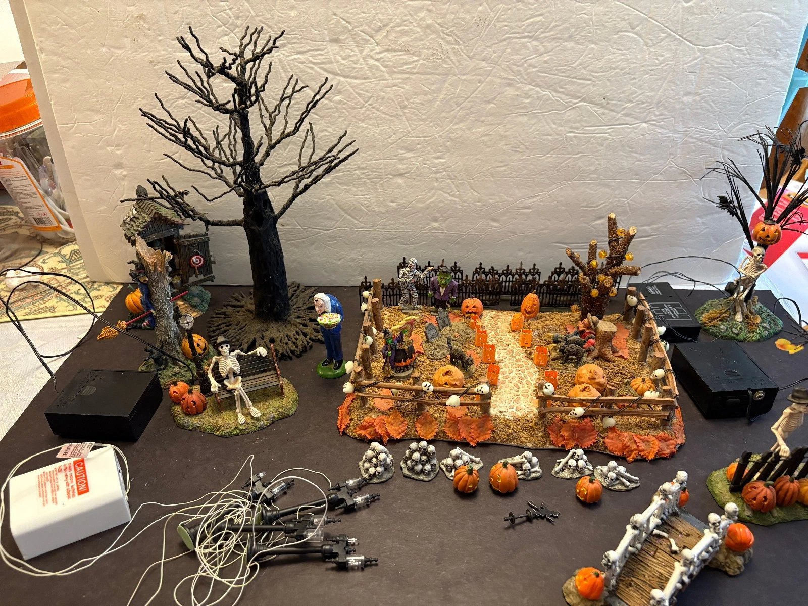 LOT - DEPT 56 & LEMAX HALLOWEEN VILLAGE SETS