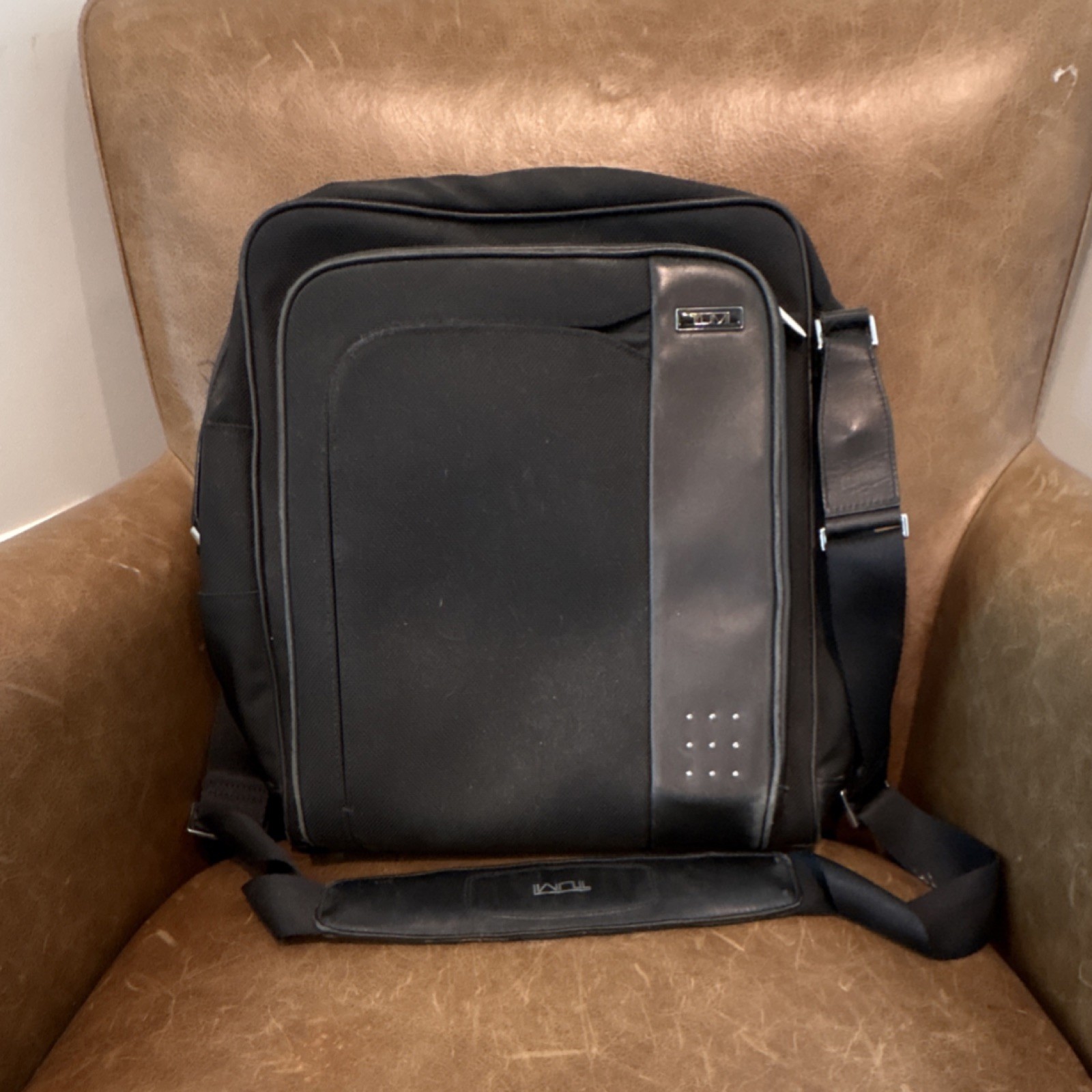 Tumi Black Messenger Bag Zip Closure Inner Outer Pockets Adj