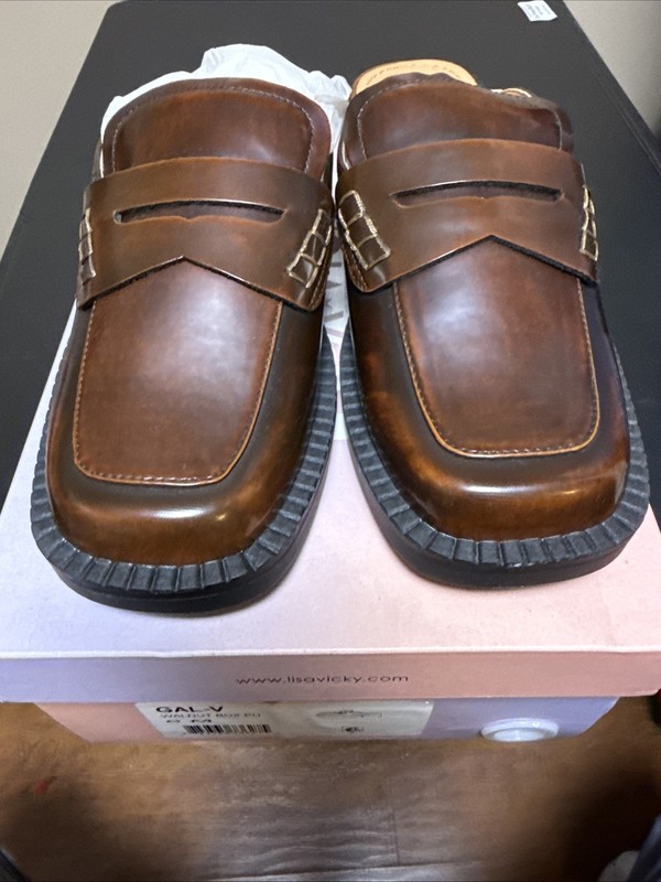Lisa Vicky Gal-v Walnut Box