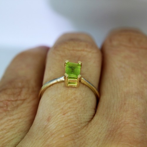 Pretty Peridot Solitaire 18ct Yellow Gold Ring size K ~ 5 1/4 - Picture 7 of 9