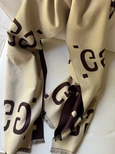 Logo écharpe Gucci GG