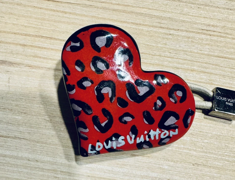 Raro Auténtico LOUIS VUITTON Rojo Corazón Flor Floral Elástico Cabello Corbata Leopardo Foto 2 de 4