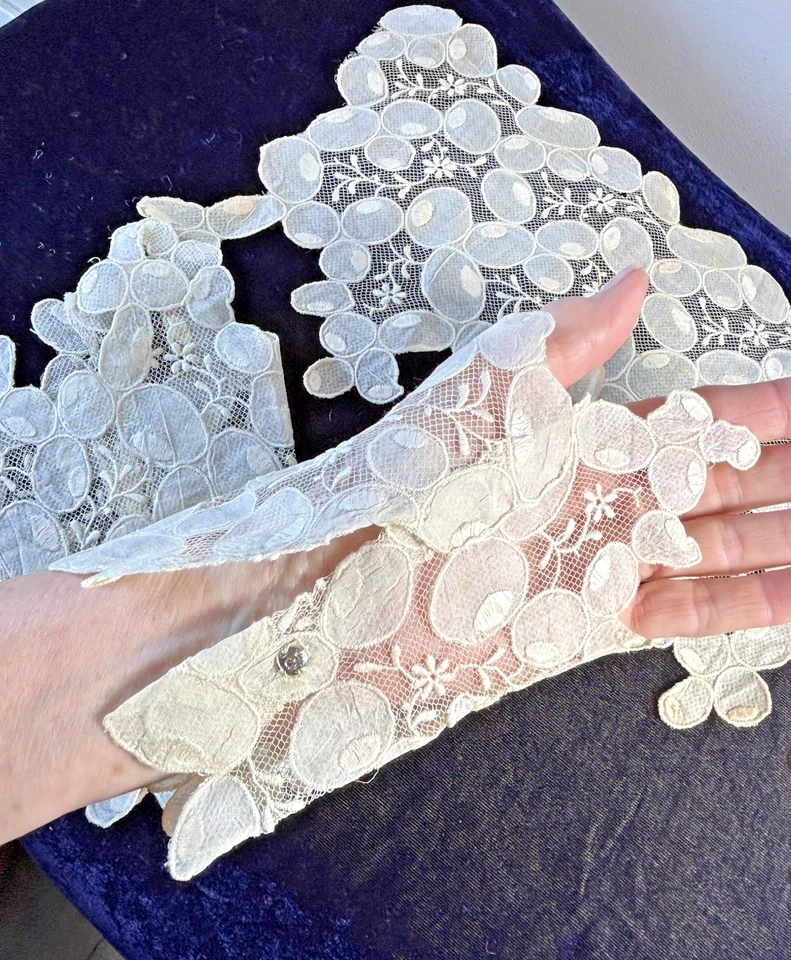 JUEGO DE INSERCIÓN DE GUANTES Y ESCOTE ANTIRRELIQUIA - GUANTES SIN DEDOS, ELABORADO 1900 Foto 2 de 4