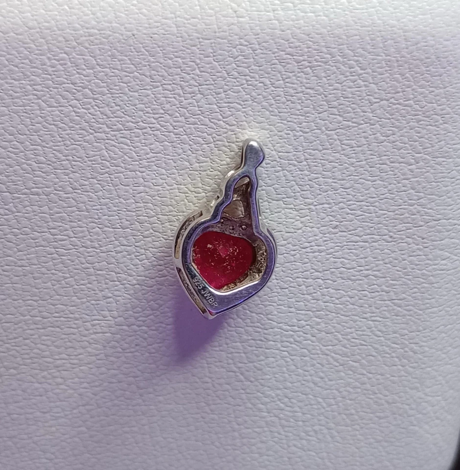 Collar en forma de corazón de rubí con piedras de circonita cúbica Foto 2 de 3