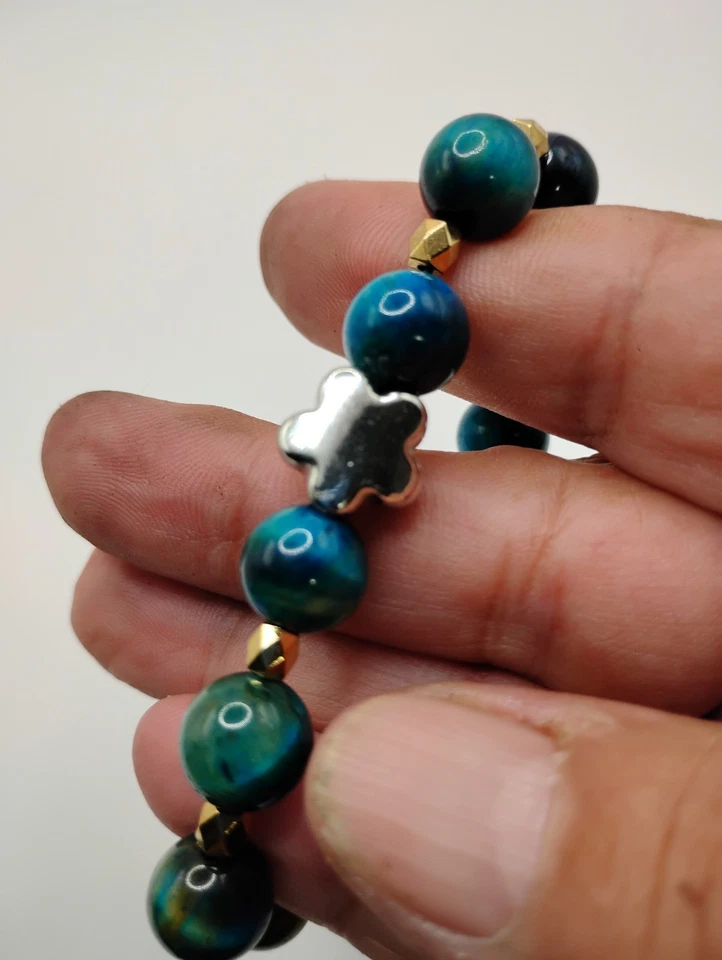 La Cruz Adorna Esta Pulsera Color Jade Foto 4 de 4