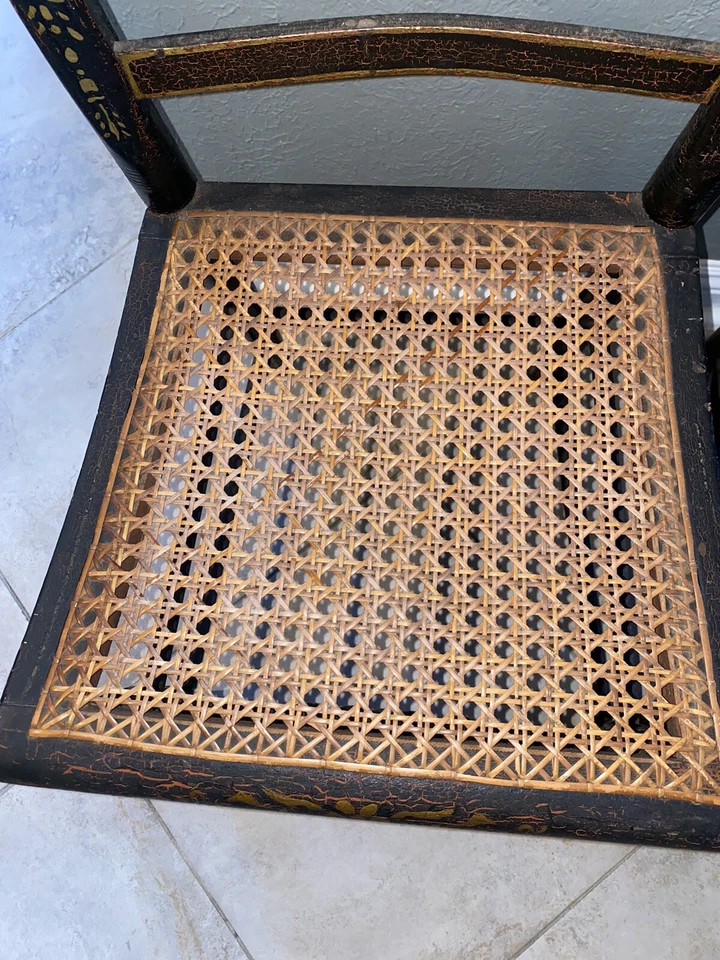 Par - Antigua silla de caña original Hitchcock pintada a mano negra y dorada de granja Foto 4 de 4