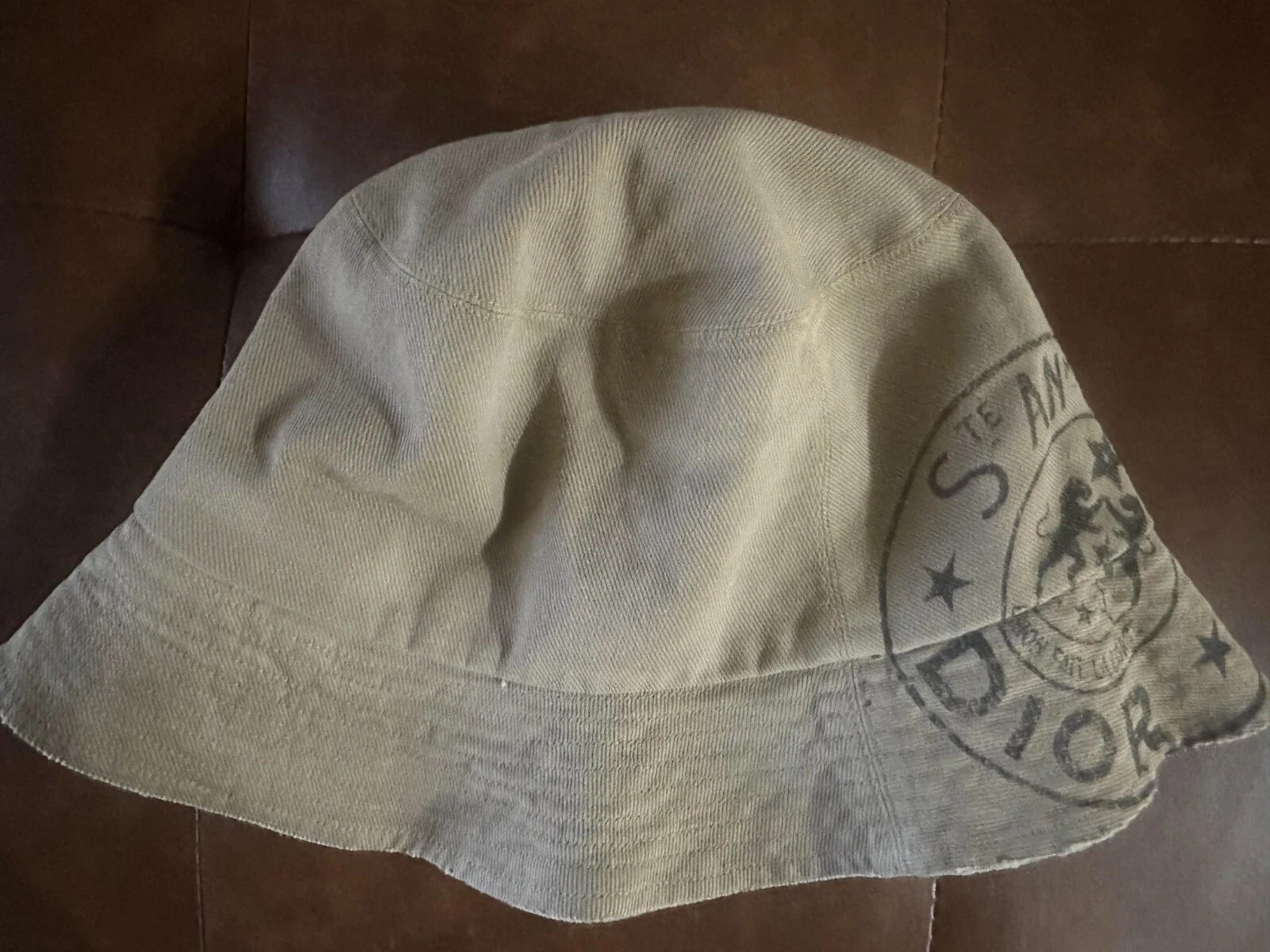 Authentique chapeau seau Dior, taille 59, état neuf.