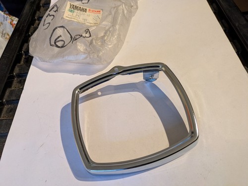 Cerchio faro NOS originale Yamaha 3E1-84115-10 V50 V70 V80 - Foto 2 di 4