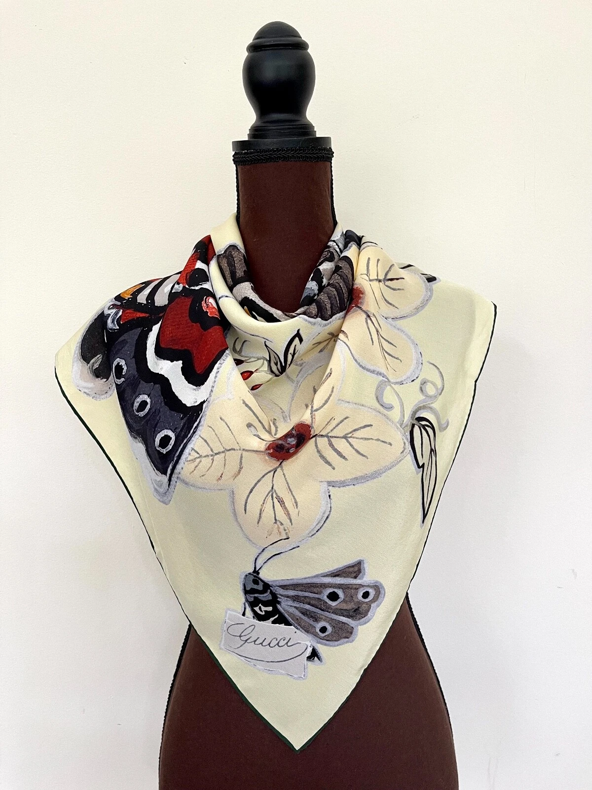 Écharpe Gucci neuve Kris Knight papillon jaune fleurie soie wt boîte cadeau Gucci